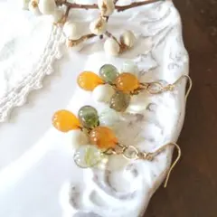 手作り雫ガラスのゆらゆらピアス/イヤリング(金色)オレンジ 金木犀 琥珀 あんず