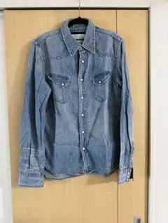 REMI RELIEFライトブルーデニムシャツ スタッズ付き