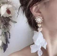 ブライダルイヤリング ホワイト 花びら ハンドメイド