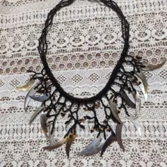 黒ビーズとシェルパーツのネックレスのサムネイル