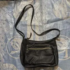 黒 ショルダーバッグ 収納力抜群