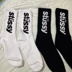 STUUSYと書かれた靴下