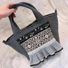 刺繍フリル付きグレーのヌビトートバッグ