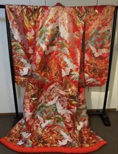 ☆りりこ様専用 中古品 豪華 赤地鶴松金彩刺繍 色打掛＆白地色打掛