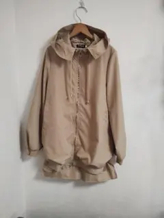 ベージュ フード付き ジップアップジャケット　春コート