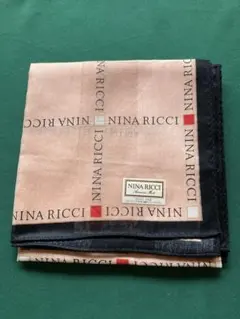NINARICCIハンカチーフ。 サイズは、56センチ四方。