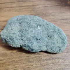 グレーの不規則な形の原石