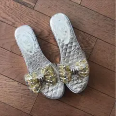 リボン付きシルバーゴールドサンダル