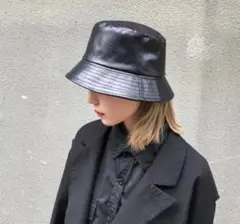 ブラックレザー風バケットハット