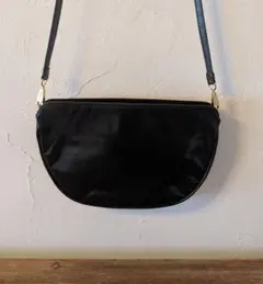 SalvatoreFerragamo　イタリア製　ブラック 半月型
