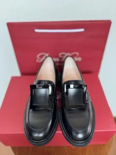 【超美品】Roger Vivier ブラックローファーのサムネイル
