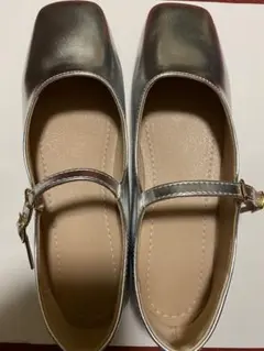 シルバー スクエアトゥ フラットシューズ