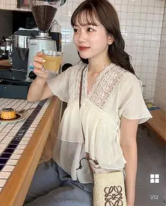 nugu 6mu. ROMU Vネックフリルブラウス フリーサイズ