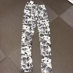 新品未使用✨️花柄 レギンスパンツ