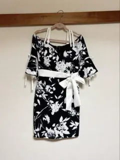 花柄オフショルダータイトドレス