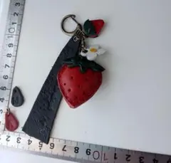 【45】小さいいちご★本革キーホルダー＋白いお花＋ミニ苺