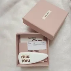 miumiu パテントレザーヘアクリップ 白 ホワイト