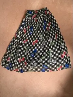 チェック、花柄のプリーツスカート