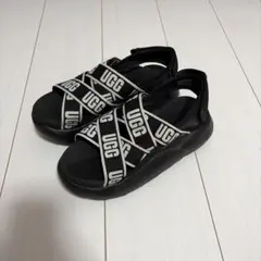 UGG ブラック サンダル ストラップ付き UGG ブラック サンダル ストラップ付き - メルカリ
