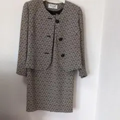 幾何学模様 ベージュ黒スーツ ジャケットスカートセット