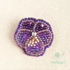 紫パンジーのビーズ刺繍ブローチ　ハンドメイドアクセサリー