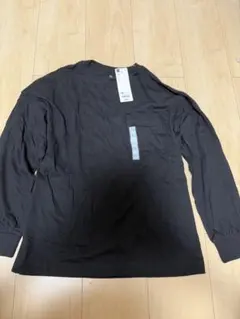 黒の長袖Tシャツ