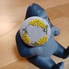くるみボタン　刺繍ブローチ　ミモザ②