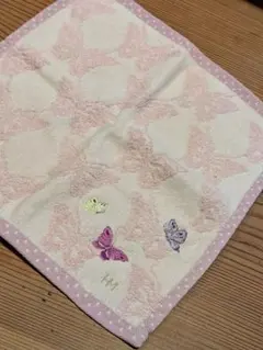 メルカリ最安値価格！ハナエモリ　蝶刺繍タオルハンカチ ピンク
