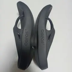 ※訳あり品※□ OOFOS □リカバリーサンダル ブラック EU38のサムネイル