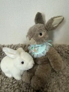 レトロなウサギのぬいぐるみ（茶色と白）