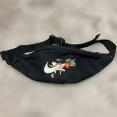 NIKE ヘリテージ ブラック×フラワー ボディバッグ