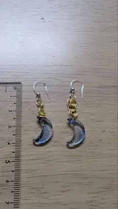 ハンドメイド　三日月型ラブラドライト風ピアス