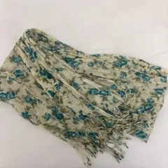 青い花柄のストール