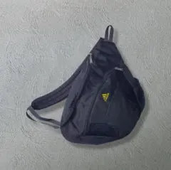 adidas ワンショルダー スリングバッグ