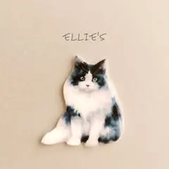 長毛白黒ハチワレ猫のピンバッジ