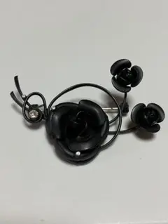 黒いバラのブローチ