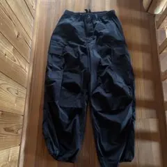 黒 カーゴパンツ 複数ポケット