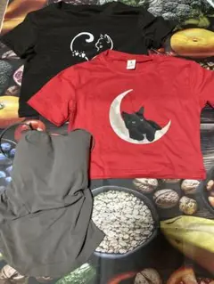 赤いTシャツ 黒猫と月のデザイン Sサイズ　ネコシャツ　キャミソール　LP