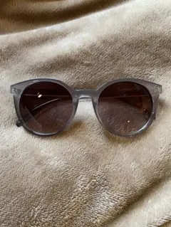 クリアフレーム ラウンド型サングラス ケース付き