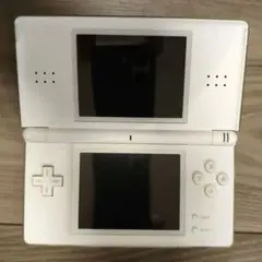 ニンテンドーDS Lite（充電器付き）とゲームソフト（３本）
