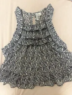 H&M フリルトリムトップス