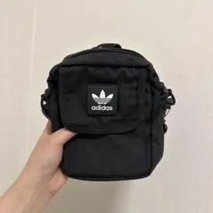 adidas ブラック ショルダーバッグ