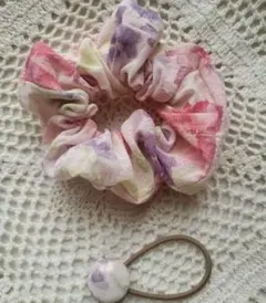 メルカリ便　花柄シュシュ とヘアゴム　ピンク系