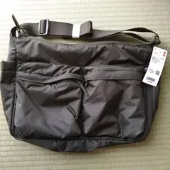 新品未使用　ユニクロ　マルチポケットショルダーバッグ　オリーブ　カーキ