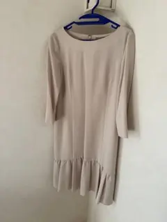 【お値下げ中】ベージュ 七分袖 フリル裾 ワンピース