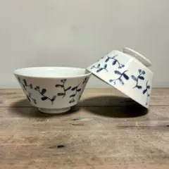 新品未使用　飯椀　茶碗　持ち易椀　波佐見焼　2個組　青いブーケ柄　マルチボウル