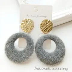 グレー×メタルゴールド　大ぶり　揺れる　イヤリング　ピアス　ハンドメイド