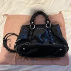 miu miu ハンドバッグ 黒 光沢仕上げ