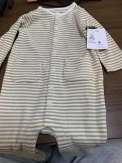 babygap60ベージュとホワイトのストライプロンパース