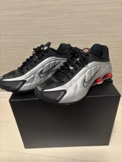 Nike Shox R4スニーカー シルバー/ブラック/レッド